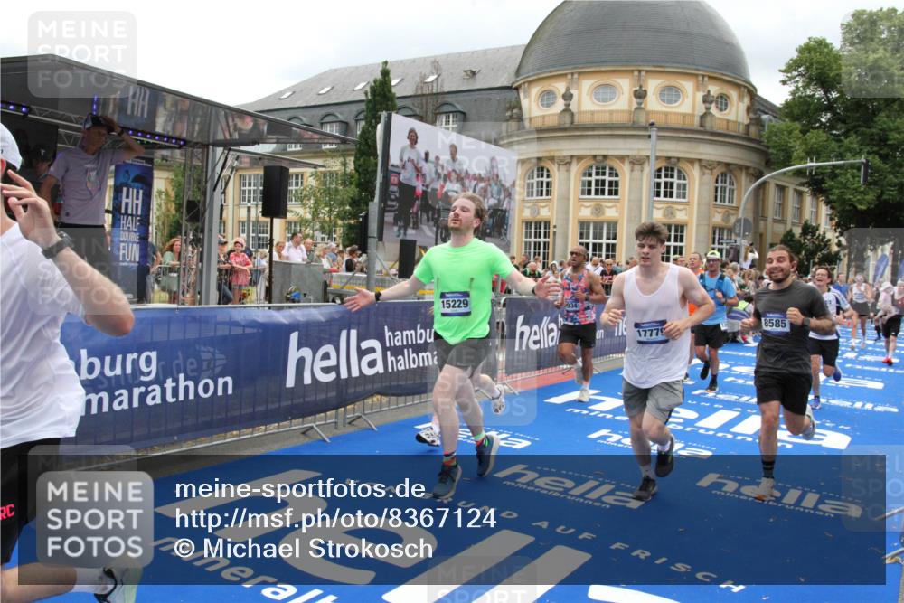 29.06.2025 - hella hamburg halbmarathon Michael Strokosch http://msf.ph/oto/8367124 29.06.2025 10:57:23 Ziel 2417, 2676, 5926, 6272, 8585, 9450, 9577, 9934, 10383, 11590, 12014, 12590, 13664, 15229, 16625, 16830, 17160, 17779, 17848 meine-sportfotos.de