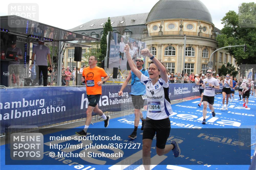 29.06.2025 - hella hamburg halbmarathon Michael Strokosch http://msf.ph/oto/8367227 29.06.2025 10:57:25 Ziel 2417, 5926, 6272, 8585, 9450, 9727, 9934, 12014, 12590, 13394, 13664, 15229, 16625, 16830, 17160, 17779, 17828 meine-sportfotos.de