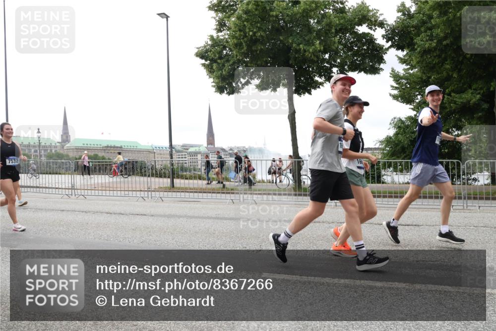 29.06.2025 - hella hamburg halbmarathon Lena Gebhardt http://msf.ph/oto/8367266 29.06.2025 10:48:38 Lombardsbrücke 7532, 1142, 1157, 1167, 1584, 1645, 2037, 2195, 2418, 2437, 2438, 2475, 2627, 2716, 2756, 2792, 2909, 2958, 3215, 3224, 3320, 3504, 3661, 3679, 3933, 4588, 5010, 5585, 5781, 5952, 6143, 6437, 7062, 7203, 7532, 7947, 7948, 8461, 8719, 8760, 8948, 9552, 9775, 9787, 9921, 10059, 10145, 10204, 10366, 10524, 10654, 10656, 11364, 11365, 11742, 13814, 13845, 15715, 16498, 16499, 16701 meine-sportfotos.de