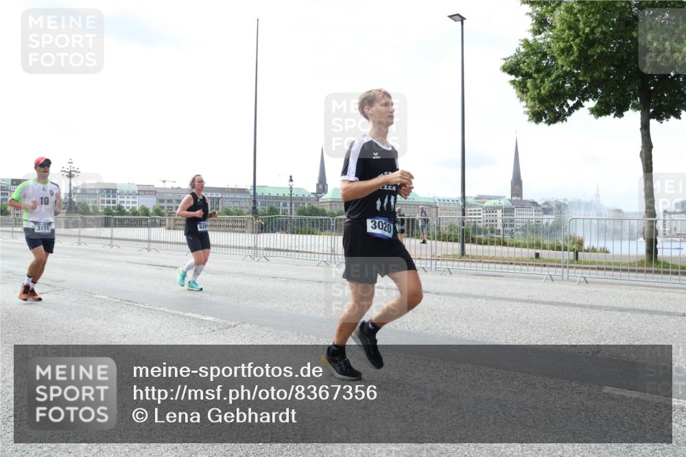 29.06.2025 - hella hamburg halbmarathon Lena Gebhardt http://msf.ph/oto/8367356 29.06.2025 10:14:36 Lombardsbrücke 10, 3020, 3154, 1071, 1406, 1728, 2046, 2494, 2601, 2690, 2990, 3020, 3025, 3154, 3454, 3691, 3756, 3834, 3939, 4032, 5191, 5608, 5670, 5981, 6028, 6083, 6089, 6366, 6935, 7195, 7209, 7442, 7802, 7840, 7991, 8001, 8055, 8057, 8147, 8409, 8755, 8892, 9173, 9556, 9663, 9709, 9845, 10224, 10391, 10610, 10963, 12467, 12938, 13237, 13285, 14488, 16126 meine-sportfotos.de