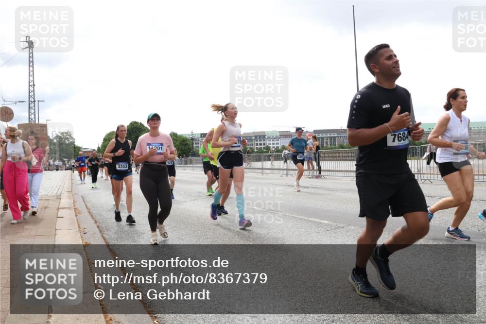 29.06.2025 - hella hamburg halbmarathon Lena Gebhardt http://msf.ph/oto/8367379 29.06.2025 10:39:32 Lombardsbrücke 3353, 1301, 7524, 7684, 1760, 1856, 1883, 2092, 2571, 2574, 2578, 2843, 2893, 2976, 2998, 3046, 3275, 3353, 3727, 4298, 4523, 4603, 4609, 4659, 4752, 4855, 4882, 5045, 5701, 6112, 6321, 6342, 6343, 6427, 6428, 6611, 6719, 6726, 6739, 6748, 7053, 7125, 7199, 7341, 7429, 7501, 7506, 7524, 7589, 7684, 7815, 8203, 8243, 8457, 8995, 9393, 9420, 9446, 9569, 9698, 9747, 9777, 9974, 9977, 10001, 10315, 10441, 10512, 10516 meine-sportfotos.de