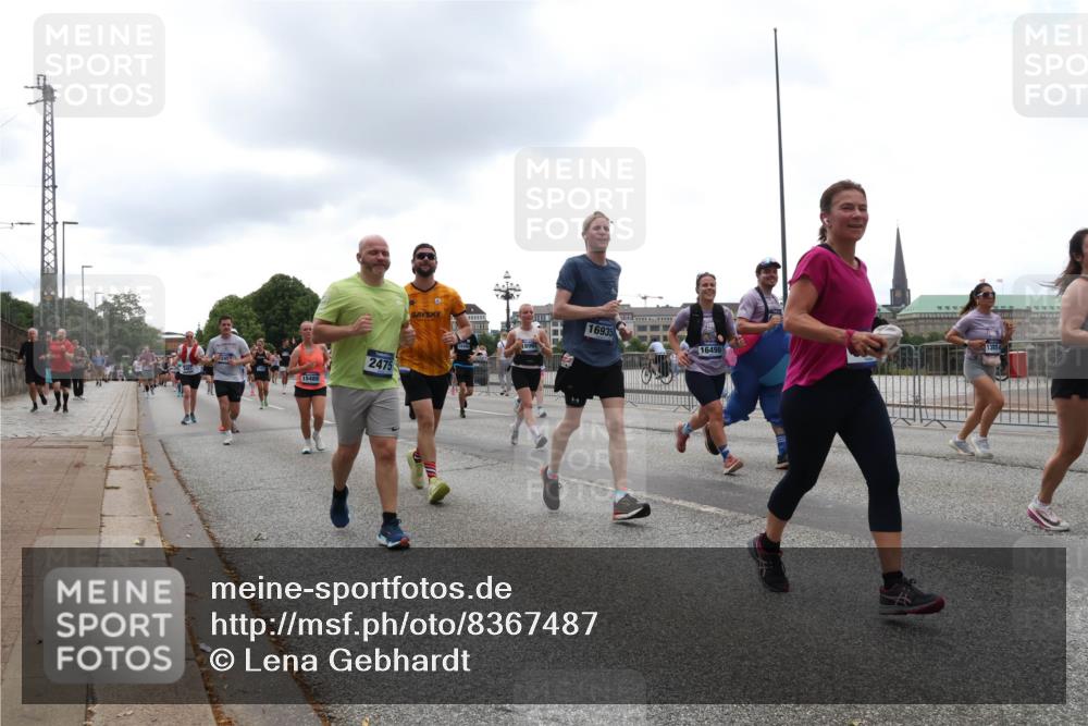 29.06.2025 - hella hamburg halbmarathon Lena Gebhardt http://msf.ph/oto/8367487 29.06.2025 10:48:39 Lombardsbrücke 15489, 2475, 16935, 13814, 16498, 1142, 1157, 1167, 1584, 1645, 2037, 2195, 2418, 2437, 2438, 2475, 2627, 2716, 2756, 2792, 2909, 3215, 3224, 3320, 3504, 3661, 3679, 3933, 4588, 5010, 5479, 5480, 5585, 5781, 5952, 6015, 6143, 6437, 7062, 7203, 7532, 7947, 7948, 8461, 8719, 8760, 8948, 9552, 9775, 9787, 9921, 10059, 10145, 10204, 10366, 10524, 10654, 10656, 11364, 11365, 13814, 13845, 15715, 16498, 16499, 16701 meine-sportfotos.de
