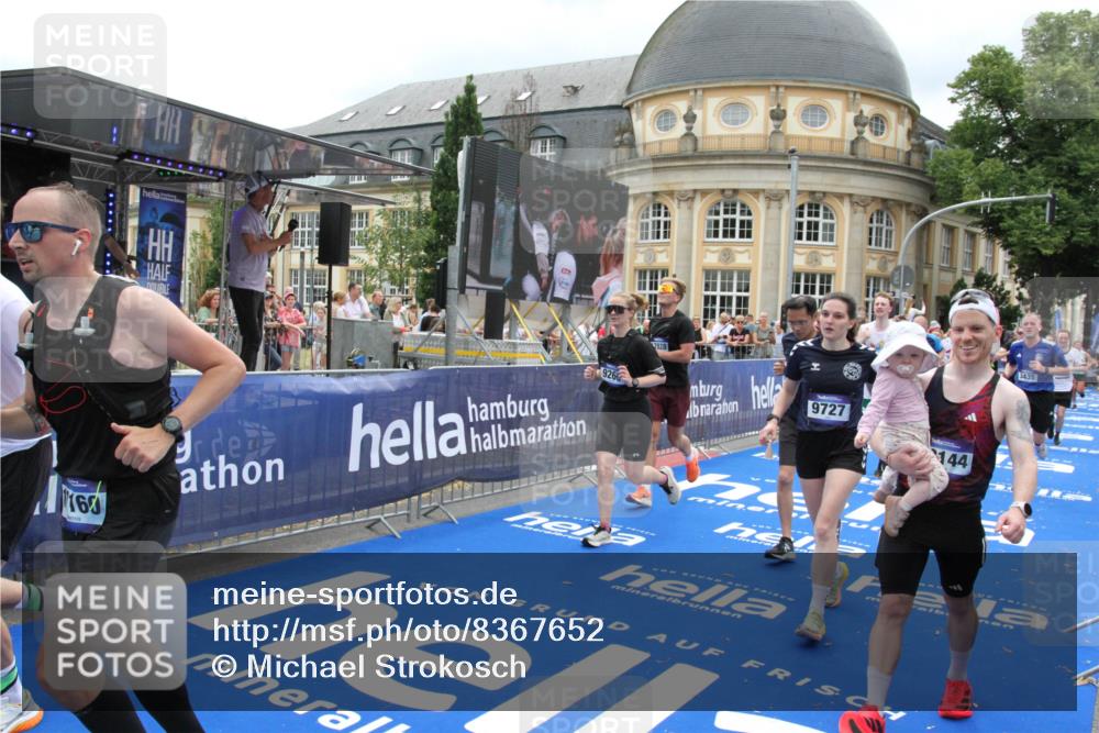 29.06.2025 - hella hamburg halbmarathon Michael Strokosch http://msf.ph/oto/8367652 29.06.2025 10:57:30 Ziel 3435, 5926, 6272, 6281, 6302, 8393, 9727, 12144, 13245, 13394, 15695, 16093, 16830, 17160, 17758, 17828 meine-sportfotos.de