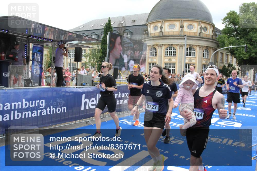 29.06.2025 - hella hamburg halbmarathon Michael Strokosch http://msf.ph/oto/8367671 29.06.2025 10:57:31 Ziel 3435, 5015, 5134, 5728, 6281, 6302, 8393, 9727, 12144, 13245, 13394, 15695, 16093, 16830, 17160, 17758, 17828 meine-sportfotos.de