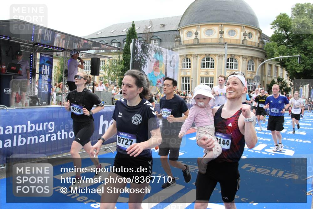 29.06.2025 - hella hamburg halbmarathon Michael Strokosch http://msf.ph/oto/8367710 29.06.2025 10:57:31 Ziel 3435, 5015, 5134, 5728, 6281, 6302, 8393, 9727, 12144, 13245, 13394, 15695, 16093, 16830, 17160, 17758, 17828 meine-sportfotos.de