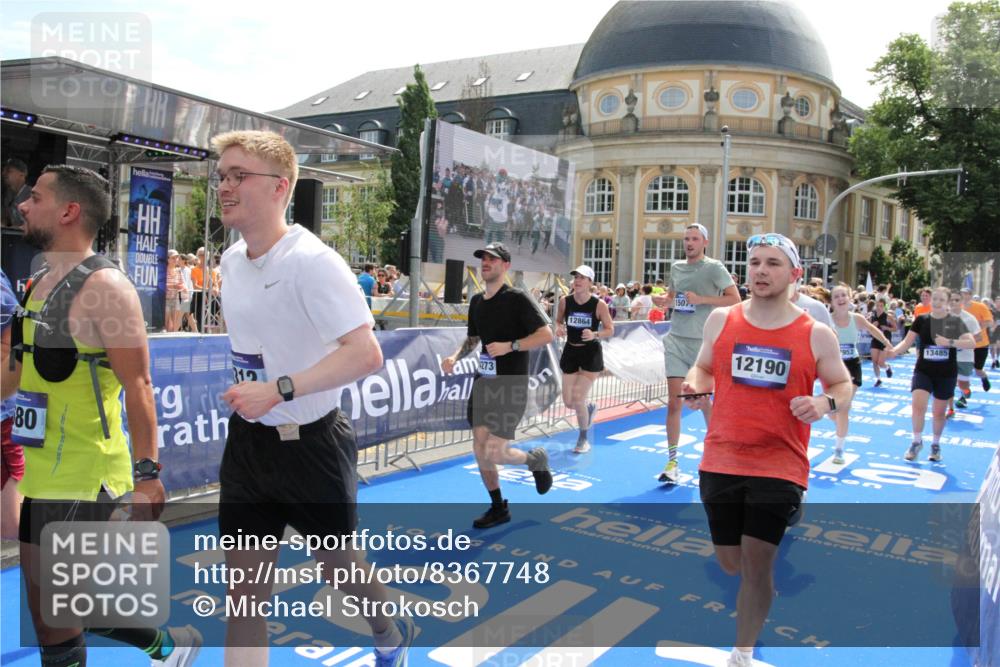 29.06.2025 - hella hamburg halbmarathon Michael Strokosch http://msf.ph/oto/8367748 29.06.2025 11:32:12 Ziel 3345, 3396, 3397, 4433, 4680, 4953, 5075, 6312, 6315, 6364, 7275, 10470, 10674, 11237, 11662, 12190, 12851, 12864, 13485, 13937, 14273, 15071, 15603, 17953, 18433 meine-sportfotos.de