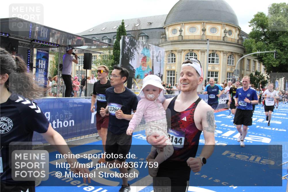 29.06.2025 - hella hamburg halbmarathon Michael Strokosch http://msf.ph/oto/8367759 29.06.2025 10:57:32 Ziel 2236, 3435, 4502, 5015, 5134, 5728, 6281, 6302, 8393, 9727, 12144, 13245, 13394, 15695, 16093, 16830, 17160, 17758, 17828 meine-sportfotos.de