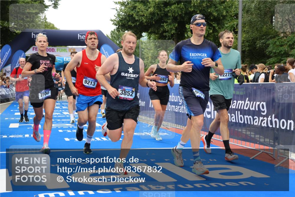 29.06.2025 - hella hamburg halbmarathon Strokosch-Dieckow http://msf.ph/oto/8367832 29.06.2025 10:50:00 Ziel 1216, 1321, 1507, 2020, 2540, 3562, 3692, 3852, 7100, 7657, 8313, 8454, 9031, 9213, 9303, 9491, 9965, 12203, 12271, 12527, 12733, 13225, 13282, 13758, 14257, 16403, 16716, 16732, 16887, 18228, 18657, 18658, 18884, 19112 meine-sportfotos.de