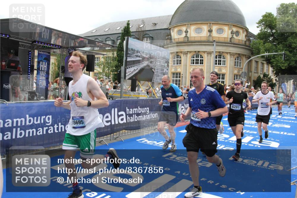 29.06.2025 - hella hamburg halbmarathon Michael Strokosch http://msf.ph/oto/8367856 29.06.2025 10:57:33 Ziel 2236, 3435, 4502, 5015, 5134, 5728, 6281, 6302, 8393, 9727, 12144, 13245, 13394, 15695, 16093, 17758, 17828 meine-sportfotos.de