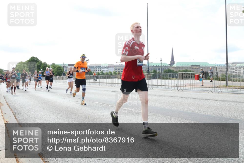 29.06.2025 - hella hamburg halbmarathon Lena Gebhardt http://msf.ph/oto/8367916 29.06.2025 10:14:38 Lombardsbrücke 17975, 10610, 8, 8, 300, 1071, 1406, 1728, 2046, 2494, 2601, 2690, 2990, 3020, 3025, 3154, 3454, 3691, 3756, 3834, 3939, 5191, 5608, 5670, 5981, 6028, 6083, 6089, 6366, 6935, 7195, 7209, 7439, 7442, 7802, 7840, 7991, 8001, 8055, 8147, 8409, 8755, 8892, 9173, 9556, 9663, 9709, 9845, 10224, 10391, 10610, 10963, 12467, 13237, 13285, 14488, 16126 meine-sportfotos.de
