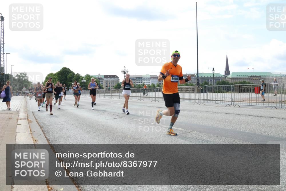 29.06.2025 - hella hamburg halbmarathon Lena Gebhardt http://msf.ph/oto/8367977 29.06.2025 10:14:39 Lombardsbrücke 15875, 1616, 17975, 10610, 1071, 1406, 1728, 2046, 2494, 2601, 2690, 2990, 3020, 3025, 3154, 3454, 3691, 3756, 3834, 3939, 5191, 5608, 5670, 5981, 6028, 6083, 6089, 6366, 6935, 7195, 7209, 7439, 7442, 7802, 7840, 7991, 8001, 8055, 8147, 8239, 8409, 8522, 8755, 8892, 9173, 9556, 9663, 9709, 9845, 10224, 10391, 10610, 10963, 12467, 13237, 13285, 14488, 16126 meine-sportfotos.de
