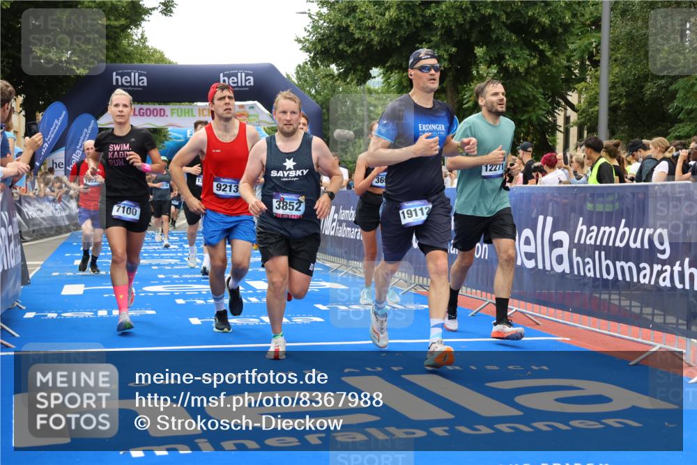 29.06.2025 - hella hamburg halbmarathon Strokosch-Dieckow http://msf.ph/oto/8367988 29.06.2025 10:49:59 Ziel 1216, 1321, 1507, 2020, 2540, 3562, 3692, 3852, 7100, 7657, 8454, 8455, 9031, 9213, 9303, 9491, 9965, 12203, 12271, 12527, 12733, 13225, 13758, 14257, 16403, 16716, 16732, 16887, 18228, 18657, 18658, 18884, 19112 meine-sportfotos.de