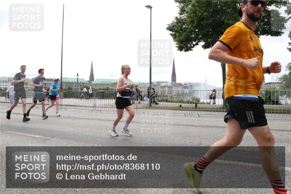 29.06.2025 - hella hamburg halbmarathon Lena Gebhardt http://msf.ph/oto/8368110 29.06.2025 10:48:41 Lombardsbrücke 1142, 1167, 1584, 1645, 2037, 2160, 2195, 2437, 2438, 2475, 2627, 2716, 2756, 2792, 2909, 3215, 3224, 3320, 3504, 3661, 3933, 4588, 5010, 5479, 5480, 5585, 5781, 6015, 6143, 6437, 6566, 7062, 7203, 7532, 7947, 7948, 8461, 8719, 8760, 8948, 9552, 9775, 9787, 10059, 10145, 10204, 10366, 10524, 10654, 10656, 11364, 11365, 13814, 13845, 15715, 16498, 16499, 16701 meine-sportfotos.de