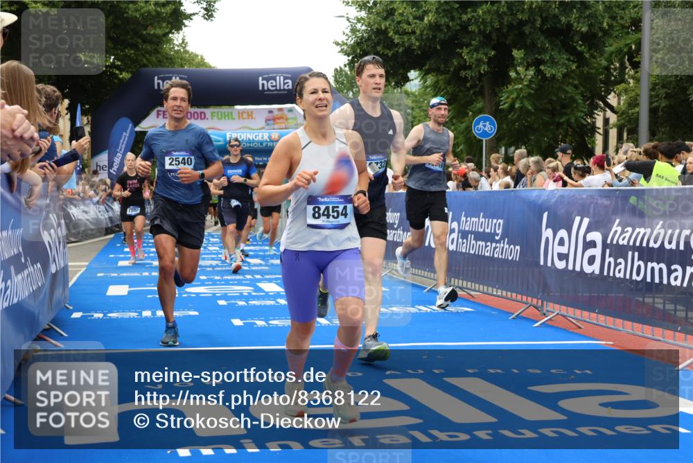 29.06.2025 - hella hamburg halbmarathon Strokosch-Dieckow http://msf.ph/oto/8368122 29.06.2025 10:49:57 Ziel 1216, 1321, 2020, 2540, 3692, 3852, 4017, 5460, 7100, 7657, 8454, 8455, 9031, 9126, 9213, 9303, 9491, 9597, 12271, 12527, 12733, 13225, 13463, 13758, 16403, 16716, 16732, 16887, 18884, 19109, 19112, 19122 meine-sportfotos.de