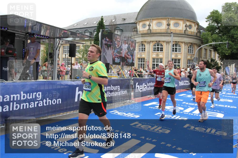 29.06.2025 - hella hamburg halbmarathon Michael Strokosch http://msf.ph/oto/8368148 29.06.2025 10:57:37 Ziel 1239, 2236, 2652, 4502, 5015, 5134, 5457, 5458, 5728, 12144, 13245, 14571, 14951, 15220, 17769, 17814 meine-sportfotos.de