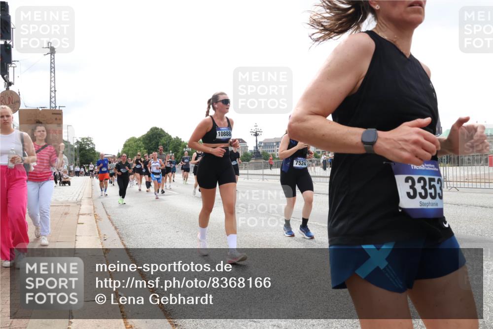 29.06.2025 - hella hamburg halbmarathon Lena Gebhardt http://msf.ph/oto/8368166 29.06.2025 10:39:35 Lombardsbrücke 10888, 7524, 3353, 1760, 1856, 1883, 2092, 2313, 2571, 2574, 2578, 2843, 2893, 2976, 2998, 3046, 3275, 3353, 3727, 4298, 4523, 4603, 4609, 4659, 4752, 4855, 4882, 5045, 5701, 6321, 6342, 6343, 6427, 6428, 6719, 6726, 6739, 6748, 7053, 7125, 7199, 7341, 7429, 7501, 7506, 7524, 7589, 7684, 7815, 8107, 8203, 8243, 8457, 8612, 8995, 9393, 9420, 9446, 9569, 9698, 9747, 9777, 10001, 10315, 10441, 10512, 10516 meine-sportfotos.de