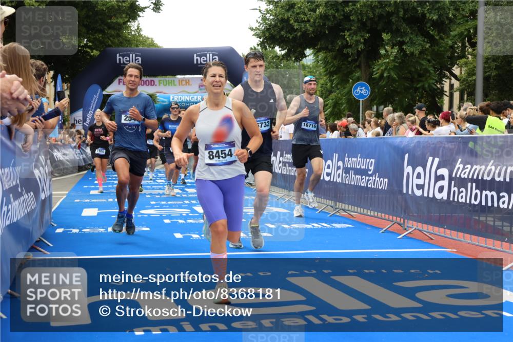29.06.2025 - hella hamburg halbmarathon Strokosch-Dieckow http://msf.ph/oto/8368181 29.06.2025 10:49:57 Ziel 1216, 1321, 2020, 2540, 3692, 3852, 4017, 5460, 7100, 7657, 8454, 8455, 9031, 9126, 9213, 9303, 9491, 9597, 12271, 12527, 12733, 13225, 13463, 13758, 16403, 16716, 16732, 16887, 18884, 19109, 19112, 19122 meine-sportfotos.de