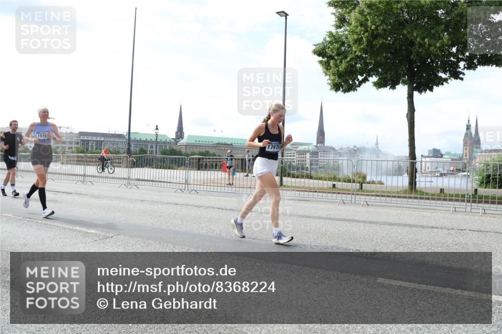 29.06.2025 - hella hamburg halbmarathon Lena Gebhardt http://msf.ph/oto/8368224 29.06.2025 10:14:41 Lombardsbrücke 1616, 17975, 1071, 1406, 1728, 2046, 2494, 2601, 2690, 2990, 3020, 3025, 3154, 3454, 3691, 3756, 3834, 3939, 5191, 5608, 5670, 5981, 6028, 6083, 6089, 6366, 6935, 7195, 7209, 7439, 7442, 7802, 7840, 7991, 8001, 8055, 8147, 8239, 8409, 8522, 8563, 8755, 8854, 8892, 9173, 9556, 9663, 9709, 9845, 10224, 10391, 10610, 10717, 10963, 12467, 13237, 13285, 14488, 16126 meine-sportfotos.de