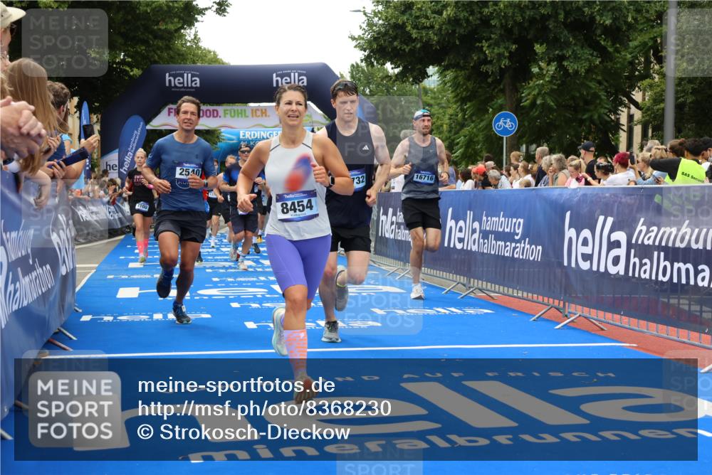 29.06.2025 - hella hamburg halbmarathon Strokosch-Dieckow http://msf.ph/oto/8368230 29.06.2025 10:49:57 Ziel 1216, 1321, 2020, 2540, 3692, 3852, 4017, 5460, 7100, 7657, 8454, 8455, 9031, 9126, 9213, 9303, 9491, 9597, 12271, 12527, 12733, 13225, 13463, 13758, 16403, 16716, 16732, 16887, 18884, 19109, 19112, 19122 meine-sportfotos.de