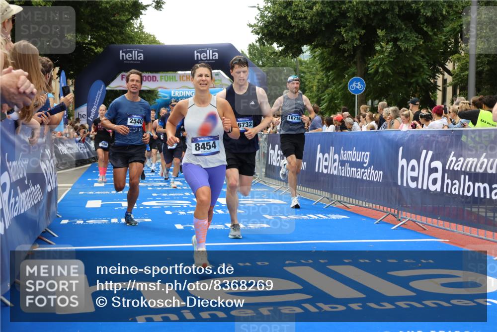 29.06.2025 - hella hamburg halbmarathon Strokosch-Dieckow http://msf.ph/oto/8368269 29.06.2025 10:49:56 Ziel 1216, 1321, 2020, 2540, 3692, 3852, 4017, 5460, 7100, 7657, 8454, 8455, 9126, 9200, 9213, 9491, 9597, 12271, 12527, 12733, 13225, 13463, 13758, 16403, 16716, 16732, 16800, 16887, 18884, 19109, 19112, 19122 meine-sportfotos.de