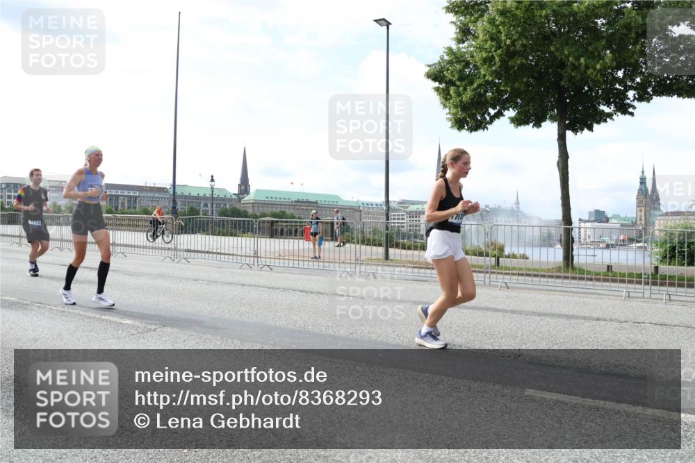 29.06.2025 - hella hamburg halbmarathon Lena Gebhardt http://msf.ph/oto/8368293 29.06.2025 10:14:41 Lombardsbrücke 797, 1071, 1406, 1728, 2046, 2494, 2601, 2690, 2990, 3020, 3025, 3154, 3454, 3691, 3756, 3834, 3939, 5191, 5608, 5670, 5981, 6028, 6083, 6089, 6366, 6935, 7195, 7209, 7439, 7442, 7802, 7840, 7991, 8001, 8055, 8147, 8239, 8409, 8522, 8563, 8755, 8854, 8892, 9173, 9556, 9663, 9709, 9845, 10224, 10391, 10610, 10717, 10963, 12467, 13237, 13285, 14488, 16126 meine-sportfotos.de