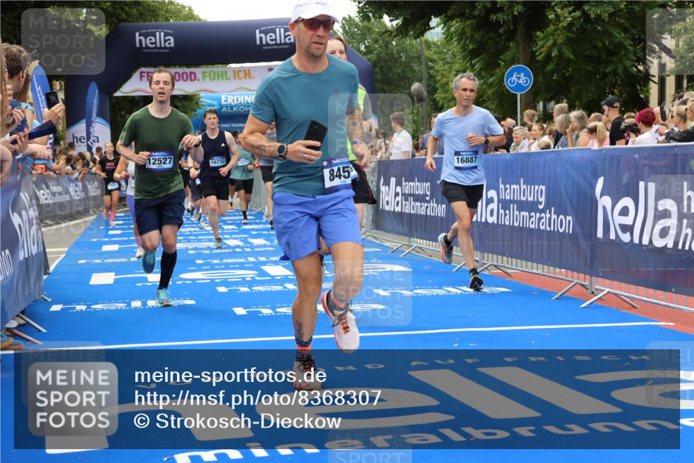 29.06.2025 - hella hamburg halbmarathon Strokosch-Dieckow http://msf.ph/oto/8368307 29.06.2025 10:49:54 Ziel 1321, 2540, 3692, 3852, 4017, 5460, 7100, 7657, 8454, 8455, 9126, 9200, 9213, 9491, 9597, 11975, 12271, 12527, 12733, 13225, 13463, 13758, 16716, 16732, 16800, 16887, 19109, 19112, 19122 meine-sportfotos.de