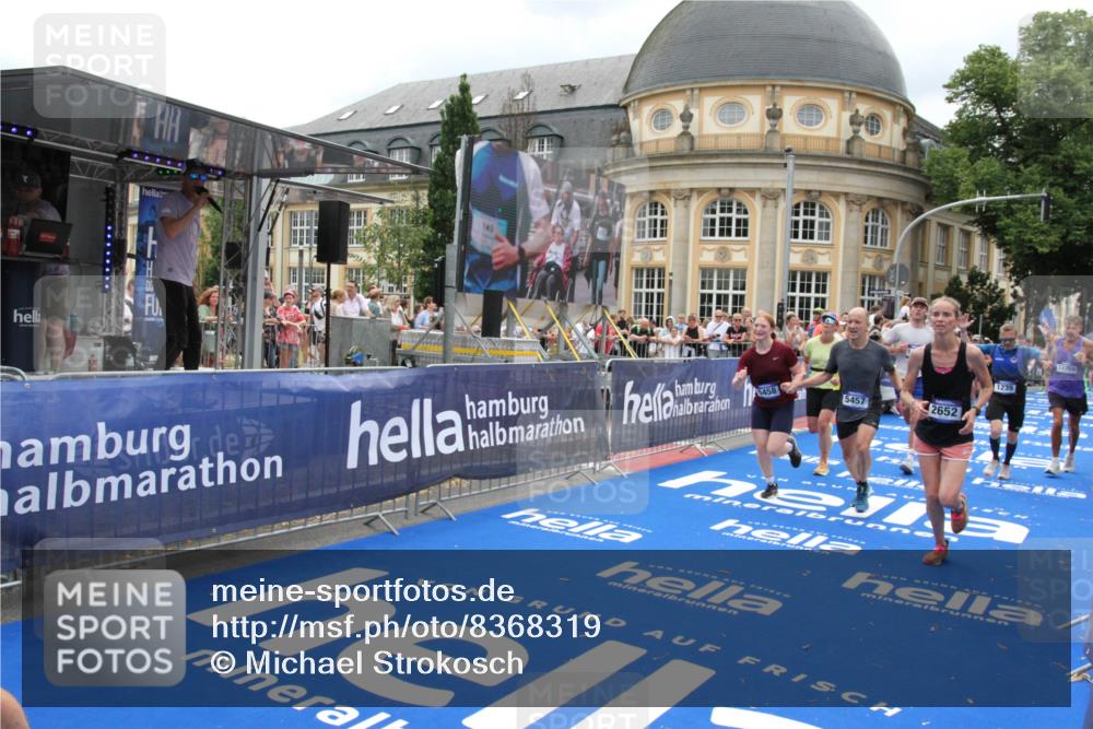29.06.2025 - hella hamburg halbmarathon Michael Strokosch http://msf.ph/oto/8368319 29.06.2025 10:57:40 Ziel 1239, 2236, 2606, 2652, 4502, 5015, 5134, 5457, 5458, 5728, 12774, 13523, 14571, 14951, 15217, 15220, 17769, 17814, 18388 meine-sportfotos.de