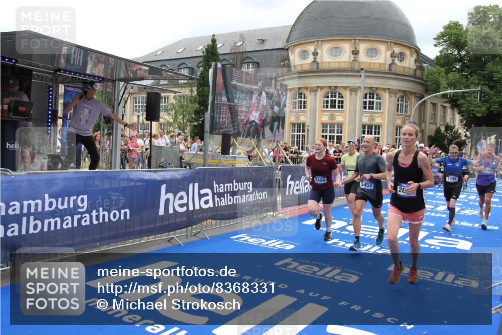 29.06.2025 - hella hamburg halbmarathon Michael Strokosch http://msf.ph/oto/8368331 29.06.2025 10:57:40 Ziel 1239, 2236, 2606, 2652, 4502, 5015, 5134, 5457, 5458, 5728, 12774, 13523, 14571, 14951, 15217, 15220, 17769, 17814, 18388 meine-sportfotos.de