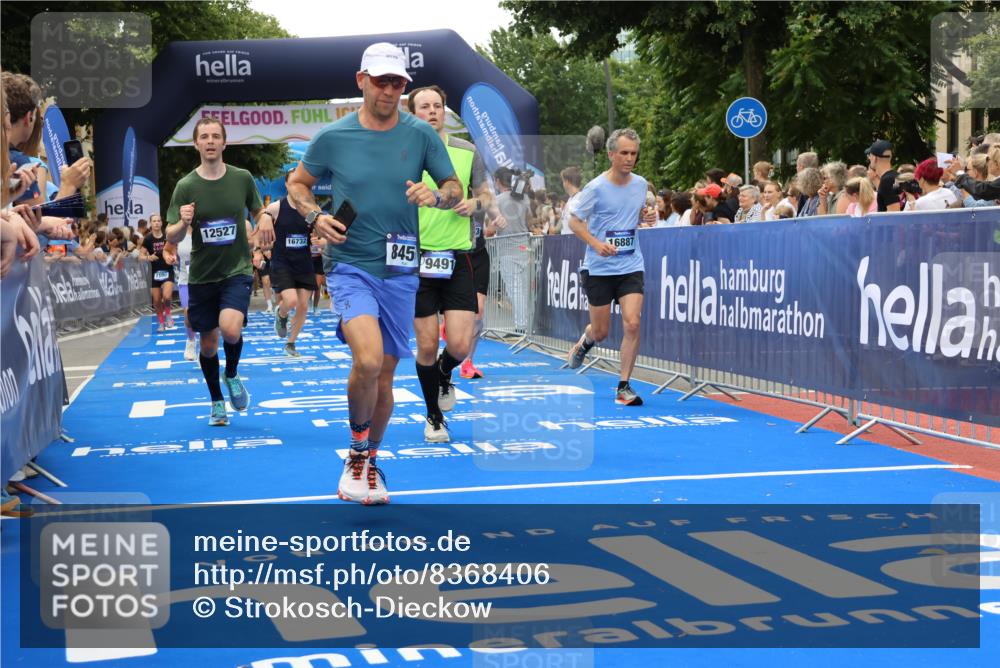 29.06.2025 - hella hamburg halbmarathon Strokosch-Dieckow http://msf.ph/oto/8368406 29.06.2025 10:49:54 Ziel 1321, 2540, 3692, 3852, 4017, 5460, 7100, 7657, 8454, 8455, 9126, 9200, 9213, 9491, 9597, 11975, 12271, 12527, 12733, 13225, 13463, 13758, 16716, 16732, 16800, 16887, 19109, 19112, 19122 meine-sportfotos.de