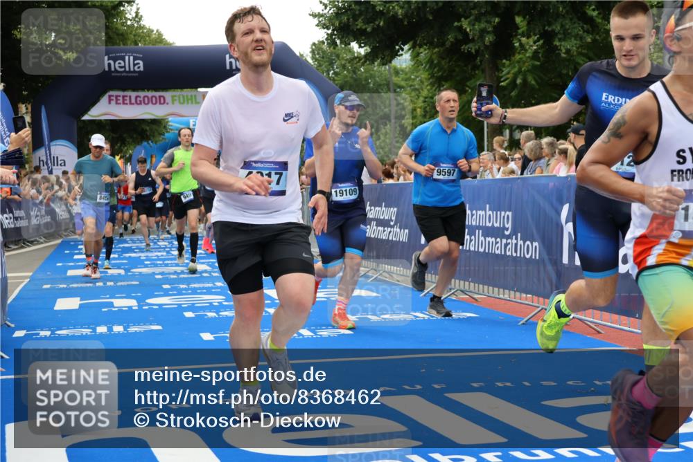 29.06.2025 - hella hamburg halbmarathon Strokosch-Dieckow http://msf.ph/oto/8368462 29.06.2025 10:49:52 Ziel 2540, 3692, 3852, 4017, 5460, 6125, 7100, 8454, 8455, 9126, 9200, 9213, 9491, 9597, 9924, 11975, 12271, 12527, 12733, 13463, 16716, 16732, 16800, 16887, 17753, 19109, 19112, 19122 meine-sportfotos.de