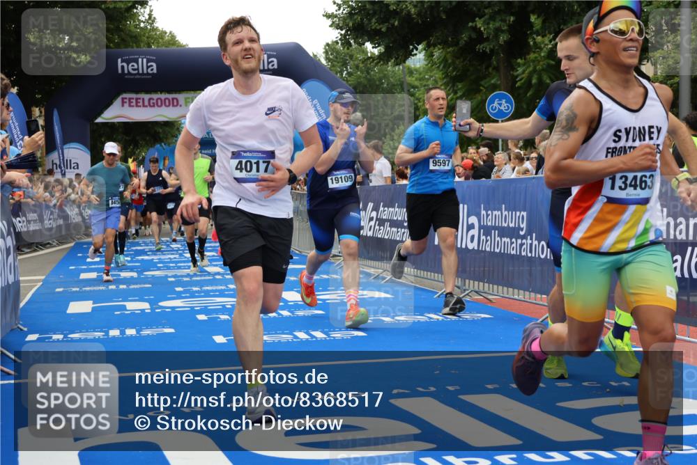 29.06.2025 - hella hamburg halbmarathon Strokosch-Dieckow http://msf.ph/oto/8368517 29.06.2025 10:49:52 Ziel 2540, 3692, 3852, 4017, 5460, 6125, 7100, 8454, 8455, 9126, 9200, 9213, 9491, 9597, 9924, 11975, 12271, 12527, 12733, 13463, 16716, 16732, 16800, 16887, 17753, 19109, 19112, 19122 meine-sportfotos.de