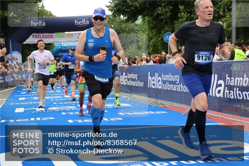 29.06.2025 - hella hamburg halbmarathon Strokosch-Dieckow http://msf.ph/oto/8368567 29.06.2025 10:49:51 Ziel 2540, 3692, 3852, 4017, 5460, 6125, 8454, 8455, 9126, 9200, 9491, 9551, 9597, 9723, 9924, 11975, 12527, 12733, 13159, 13463, 14794, 16716, 16732, 16800, 16887, 17753, 19109, 19122 meine-sportfotos.de