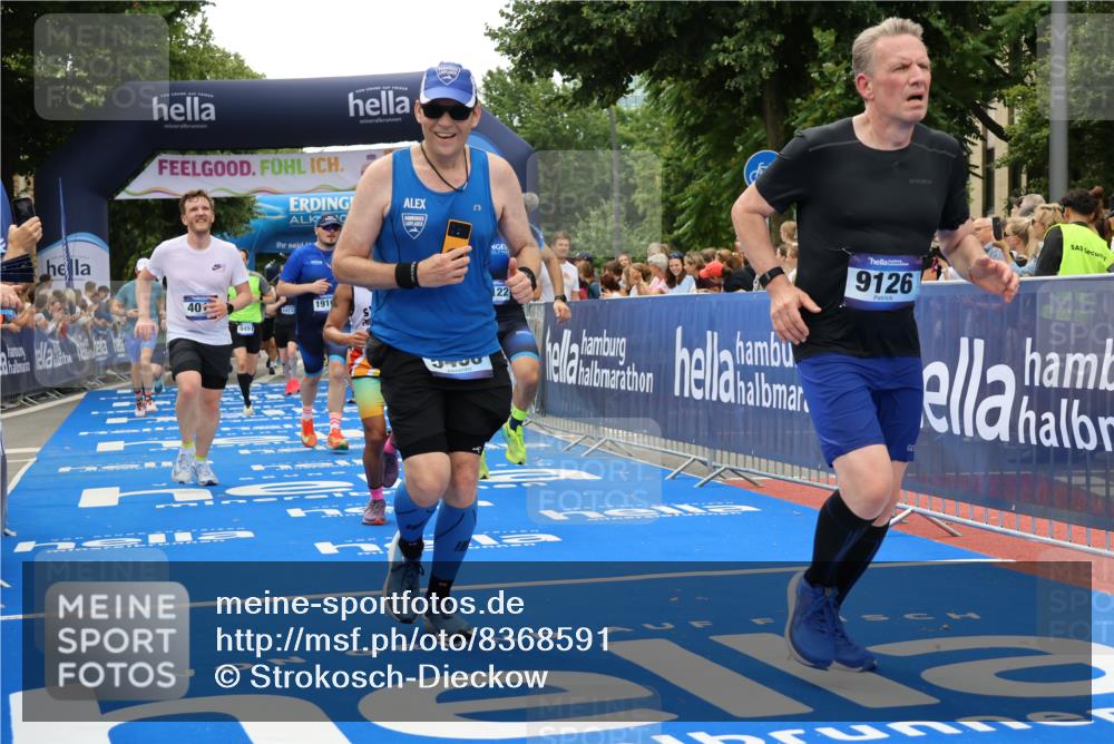 29.06.2025 - hella hamburg halbmarathon Strokosch-Dieckow http://msf.ph/oto/8368591 29.06.2025 10:49:50 Ziel 2540, 3543, 4017, 5460, 5894, 6125, 8454, 8455, 9126, 9200, 9491, 9551, 9597, 9723, 9924, 11975, 12527, 12733, 13159, 13463, 14794, 16716, 16732, 16800, 16887, 17282, 17753, 19109, 19122 meine-sportfotos.de