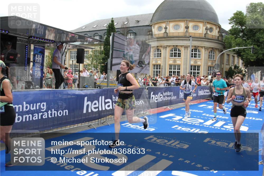 29.06.2025 - hella hamburg halbmarathon Michael Strokosch http://msf.ph/oto/8368633 29.06.2025 10:57:45 Ziel 1715, 1719, 1972, 2606, 7833, 10133, 12440, 12774, 13523, 14951, 15217, 15220, 16418, 17201, 17455, 17769, 17814, 18388, 18508, 18727, 18985 meine-sportfotos.de