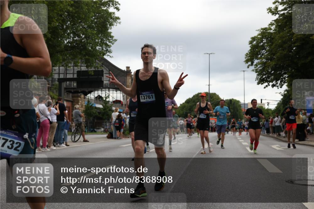 29.06.2025 - hella hamburg halbmarathon Yannick Fuchs http://msf.ph/oto/8368908 29.06.2025 10:53:29 20KM 2348, 2780, 3114, 3279, 3425, 4238, 4796, 4986, 5885, 6087, 6220, 6438, 7031, 7223, 7287, 8030, 8326, 8807, 9985, 10488, 10587, 10896, 10943, 11018, 11114, 11757, 11935, 11938, 12206, 12261, 12564, 12736, 12779, 12862, 13583, 13706, 13761, 14567, 14732, 14902, 14928, 14965, 15232, 15284, 15785, 16227, 16530, 16754, 16910, 16915, 16980, 17176, 17304, 17503, 17630, 18467, 18485, 18716, 18855, 19015, 19160 meine-sportfotos.de
