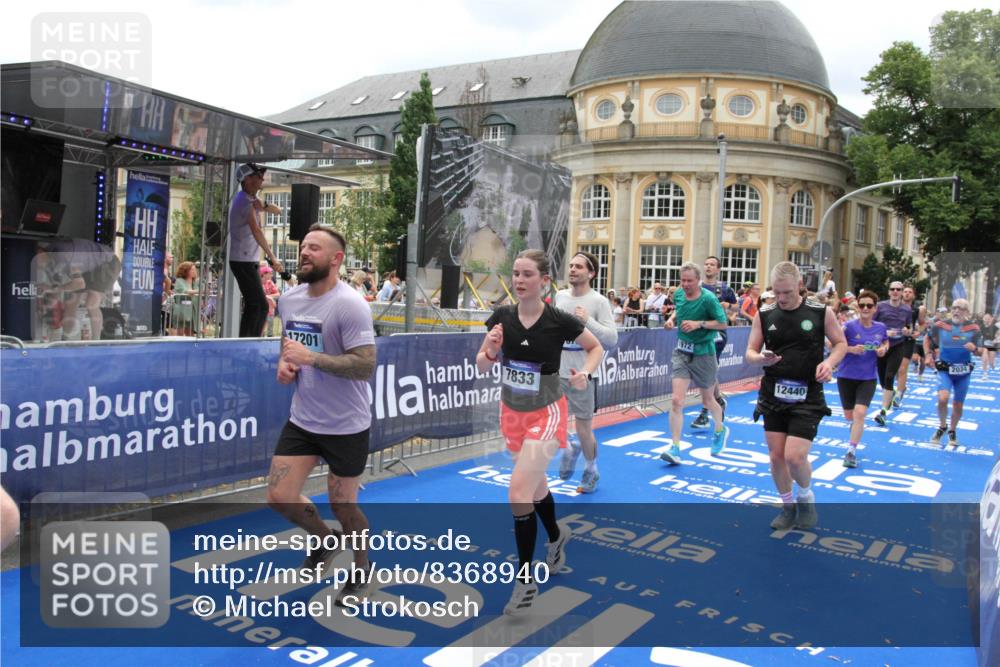 29.06.2025 - hella hamburg halbmarathon Michael Strokosch http://msf.ph/oto/8368940 29.06.2025 10:57:51 Ziel 1719, 1972, 2034, 2806, 2883, 5391, 7269, 7833, 9820, 10133, 10599, 10703, 12440, 12523, 14737, 16418, 16517, 17201, 17455, 18492, 18508, 18727 meine-sportfotos.de