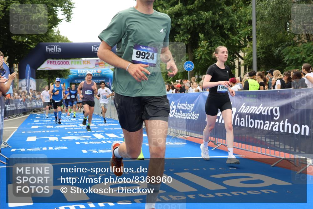 29.06.2025 - hella hamburg halbmarathon Strokosch-Dieckow http://msf.ph/oto/8368960 29.06.2025 10:49:47 Ziel 2540, 2706, 3060, 3543, 4017, 5460, 5894, 6125, 7332, 8455, 9126, 9200, 9491, 9551, 9597, 9619, 9723, 9924, 11975, 12527, 13159, 13463, 14794, 16800, 16843, 16877, 16887, 17282, 17753, 18451, 18926, 19109, 19122 meine-sportfotos.de