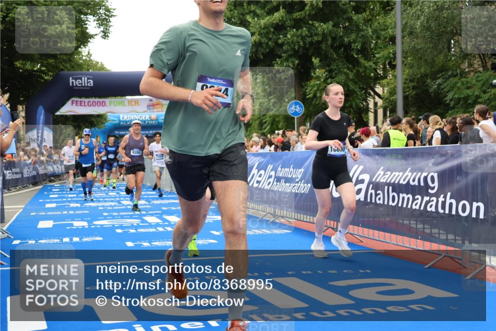 29.06.2025 - hella hamburg halbmarathon Strokosch-Dieckow http://msf.ph/oto/8368995 29.06.2025 10:49:47 Ziel 2540, 2706, 3060, 3543, 4017, 5460, 5894, 6125, 7332, 8455, 9126, 9200, 9491, 9551, 9597, 9619, 9723, 9924, 11975, 12527, 13159, 13463, 14794, 16800, 16843, 16877, 16887, 17282, 17753, 18451, 18926, 19109, 19122 meine-sportfotos.de