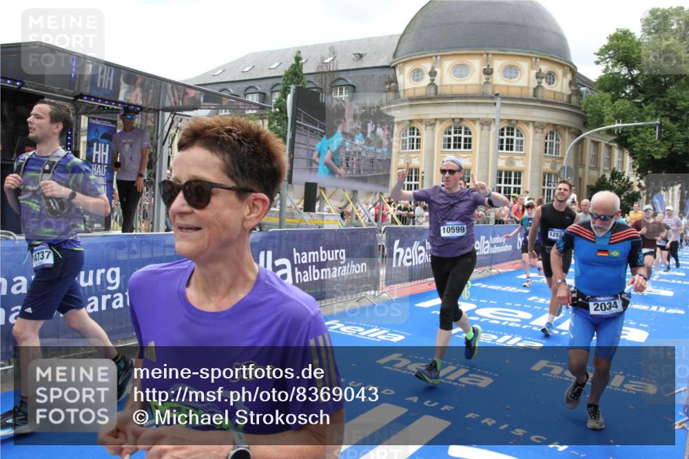 29.06.2025 - hella hamburg halbmarathon Michael Strokosch http://msf.ph/oto/8369043 29.06.2025 10:57:53 Ziel 1972, 2034, 2806, 2883, 5391, 7138, 7269, 7833, 9820, 10599, 10703, 12440, 12523, 13376, 14737, 16517, 17201, 17543, 18492, 18727 meine-sportfotos.de