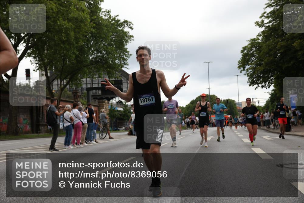 29.06.2025 - hella hamburg halbmarathon Yannick Fuchs http://msf.ph/oto/8369056 29.06.2025 10:53:29 20KM 2348, 2780, 3114, 3279, 3425, 4238, 4796, 4986, 5885, 6087, 6220, 6438, 7031, 7223, 7287, 8030, 8326, 8807, 9985, 10488, 10587, 10896, 10943, 11018, 11114, 11757, 11935, 11938, 12206, 12261, 12564, 12736, 12779, 12862, 13583, 13706, 13761, 14567, 14732, 14902, 14928, 14965, 15232, 15284, 15785, 16227, 16530, 16754, 16910, 16915, 16980, 17176, 17304, 17503, 17630, 18467, 18485, 18716, 18855, 19015, 19160 meine-sportfotos.de