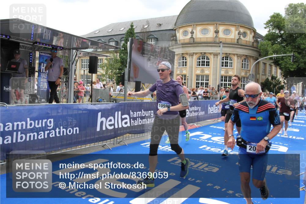 29.06.2025 - hella hamburg halbmarathon Michael Strokosch http://msf.ph/oto/8369059 29.06.2025 10:57:53 Ziel 1972, 2034, 2806, 2883, 5391, 7138, 7269, 7833, 9820, 10599, 10703, 12440, 12523, 13376, 14737, 16517, 17201, 17543, 18492, 18727 meine-sportfotos.de