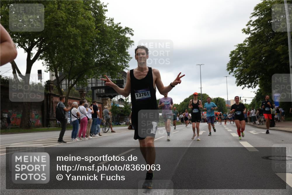 29.06.2025 - hella hamburg halbmarathon Yannick Fuchs http://msf.ph/oto/8369063 29.06.2025 10:53:29 20KM 2348, 2780, 3114, 3279, 3425, 4238, 4796, 4986, 5885, 6087, 6220, 6438, 7031, 7223, 7287, 8030, 8326, 8807, 9985, 10488, 10587, 10896, 10943, 11018, 11114, 11757, 11935, 11938, 12206, 12261, 12564, 12736, 12779, 12862, 13583, 13706, 13761, 14567, 14732, 14902, 14928, 14965, 15232, 15284, 15785, 16227, 16530, 16754, 16910, 16915, 16980, 17176, 17304, 17503, 17630, 18467, 18485, 18716, 18855, 19015, 19160 meine-sportfotos.de