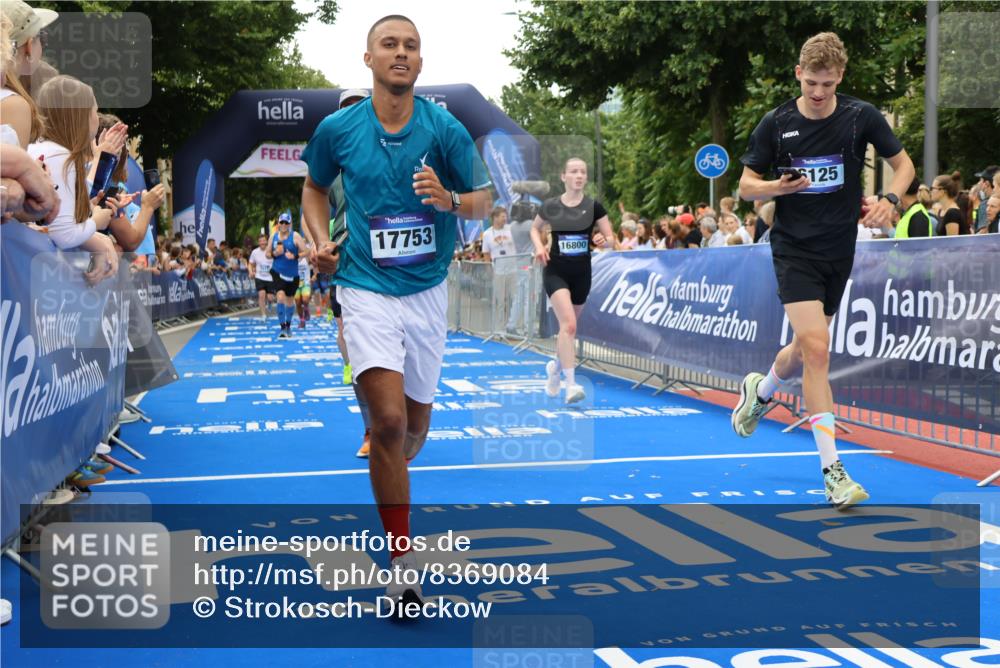 29.06.2025 - hella hamburg halbmarathon Strokosch-Dieckow http://msf.ph/oto/8369084 29.06.2025 10:49:46 Ziel 2706, 3060, 3543, 4017, 5460, 5894, 6115, 6125, 7332, 8455, 9126, 9200, 9551, 9597, 9619, 9723, 9924, 11975, 13159, 13463, 14794, 16800, 16843, 16877, 17282, 17753, 18058, 18451, 18926, 19109, 19122 meine-sportfotos.de