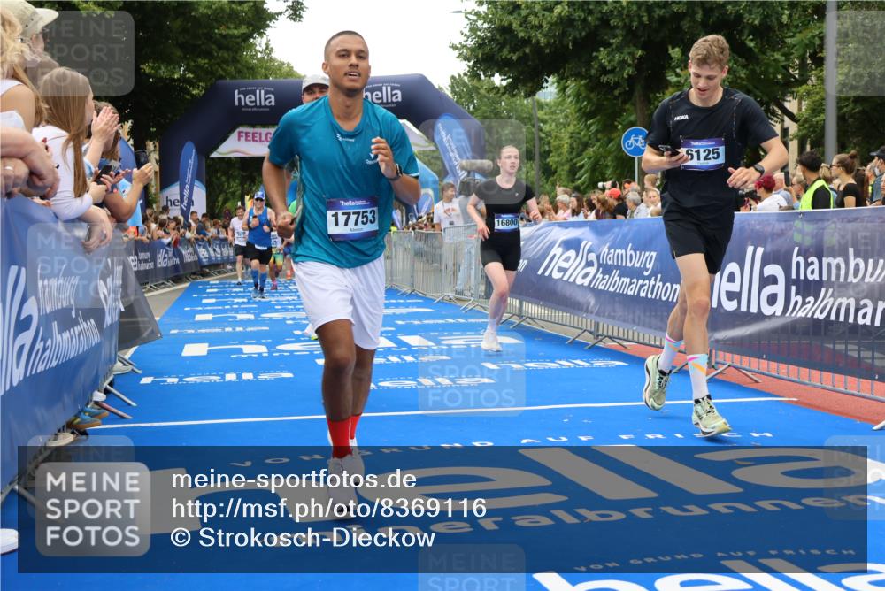 29.06.2025 - hella hamburg halbmarathon Strokosch-Dieckow http://msf.ph/oto/8369116 29.06.2025 10:49:46 Ziel 2706, 3060, 3543, 4017, 5460, 5894, 6115, 6125, 7332, 8455, 9126, 9200, 9551, 9597, 9619, 9723, 9924, 11975, 13159, 13463, 14794, 16800, 16843, 16877, 17282, 17753, 18058, 18451, 18926, 19109, 19122 meine-sportfotos.de