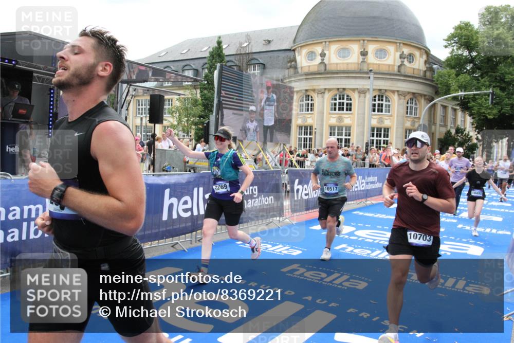 29.06.2025 - hella hamburg halbmarathon Michael Strokosch http://msf.ph/oto/8369221 29.06.2025 10:57:55 Ziel 2034, 2806, 2883, 3575, 5391, 7138, 7159, 7269, 9820, 10599, 10703, 11394, 12523, 13376, 14737, 14881, 15349, 16517, 17543, 18492 meine-sportfotos.de