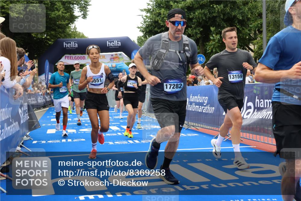29.06.2025 - hella hamburg halbmarathon Strokosch-Dieckow http://msf.ph/oto/8369258 29.06.2025 10:49:44 Ziel 2504, 2706, 2937, 3060, 3543, 4017, 5460, 5894, 5978, 6115, 6125, 7332, 9126, 9200, 9463, 9551, 9597, 9619, 9723, 9924, 11975, 13159, 13463, 14794, 16800, 16843, 16877, 17282, 17753, 18058, 18451, 18926, 19109, 19122 meine-sportfotos.de
