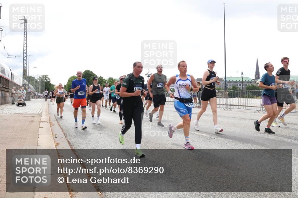 29.06.2025 - hella hamburg halbmarathon Lena Gebhardt http://msf.ph/oto/8369290 29.06.2025 10:39:38 Lombardsbrücke 1084, 12217, 6748, 6321, 1760, 1856, 1883, 2092, 2313, 2574, 2578, 2843, 2893, 2976, 3046, 3275, 3353, 3727, 3882, 3883, 3884, 4298, 4523, 4603, 4609, 4659, 4752, 4855, 4882, 5045, 5701, 6321, 6342, 6343, 6427, 6428, 6719, 6726, 6739, 6748, 7045, 7053, 7125, 7199, 7341, 7429, 7501, 7506, 7524, 7684, 8107, 8203, 8243, 8612, 8995, 9393, 9420, 9446, 9569, 9698, 9747, 9777, 10001, 10441, 10512, 10516 meine-sportfotos.de