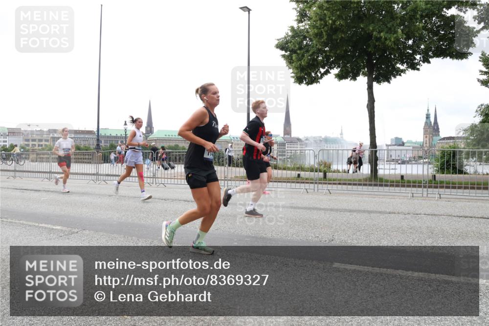 29.06.2025 - hella hamburg halbmarathon Lena Gebhardt http://msf.ph/oto/8369327 29.06.2025 10:48:46 Lombardsbrücke 1142, 1167, 1584, 2160, 2195, 2437, 2438, 2475, 2627, 2716, 2792, 2909, 3215, 3224, 3253, 3661, 5010, 5479, 5480, 5551, 5781, 6015, 6143, 6437, 6566, 7062, 7203, 7947, 7948, 8461, 8719, 8760, 8948, 9552, 9775, 9787, 10059, 10081, 10204, 10366, 10524, 10654, 10656, 11000, 11364, 11365, 13814, 13845, 15715, 16498, 16499, 16701 meine-sportfotos.de