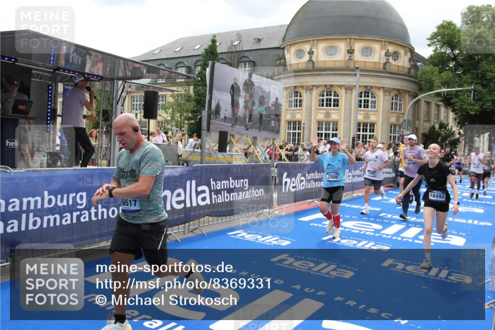 29.06.2025 - hella hamburg halbmarathon Michael Strokosch http://msf.ph/oto/8369331 29.06.2025 10:57:56 Ziel 2025, 2034, 2806, 2883, 3093, 3575, 7138, 7159, 7189, 7269, 9820, 10599, 10703, 11394, 12523, 13376, 14881, 15349, 16517, 17543, 18492 meine-sportfotos.de