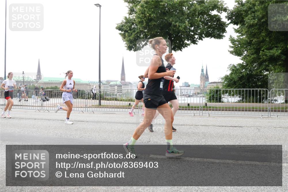 29.06.2025 - hella hamburg halbmarathon Lena Gebhardt http://msf.ph/oto/8369403 29.06.2025 10:48:47 Lombardsbrücke 6950, 1142, 1167, 1584, 2160, 2195, 2437, 2438, 2475, 2627, 2716, 2792, 2909, 3215, 3224, 3253, 3661, 5010, 5479, 5480, 5551, 5781, 6015, 6143, 6437, 6566, 7062, 7203, 7947, 7948, 8461, 8719, 8760, 8948, 9341, 9359, 9552, 9787, 10059, 10081, 10204, 10366, 10524, 10654, 10656, 11000, 11364, 11365, 13814, 13845, 15715, 16498, 16499, 16701 meine-sportfotos.de